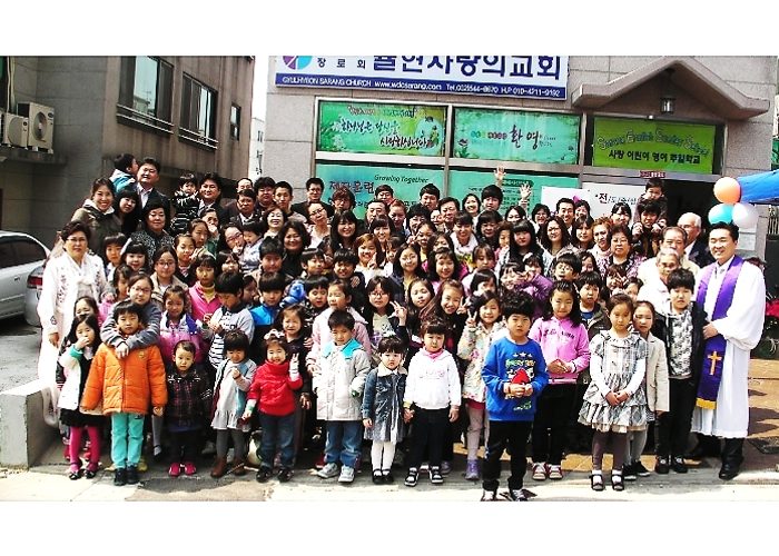교회 앞 성도들 단체 사진